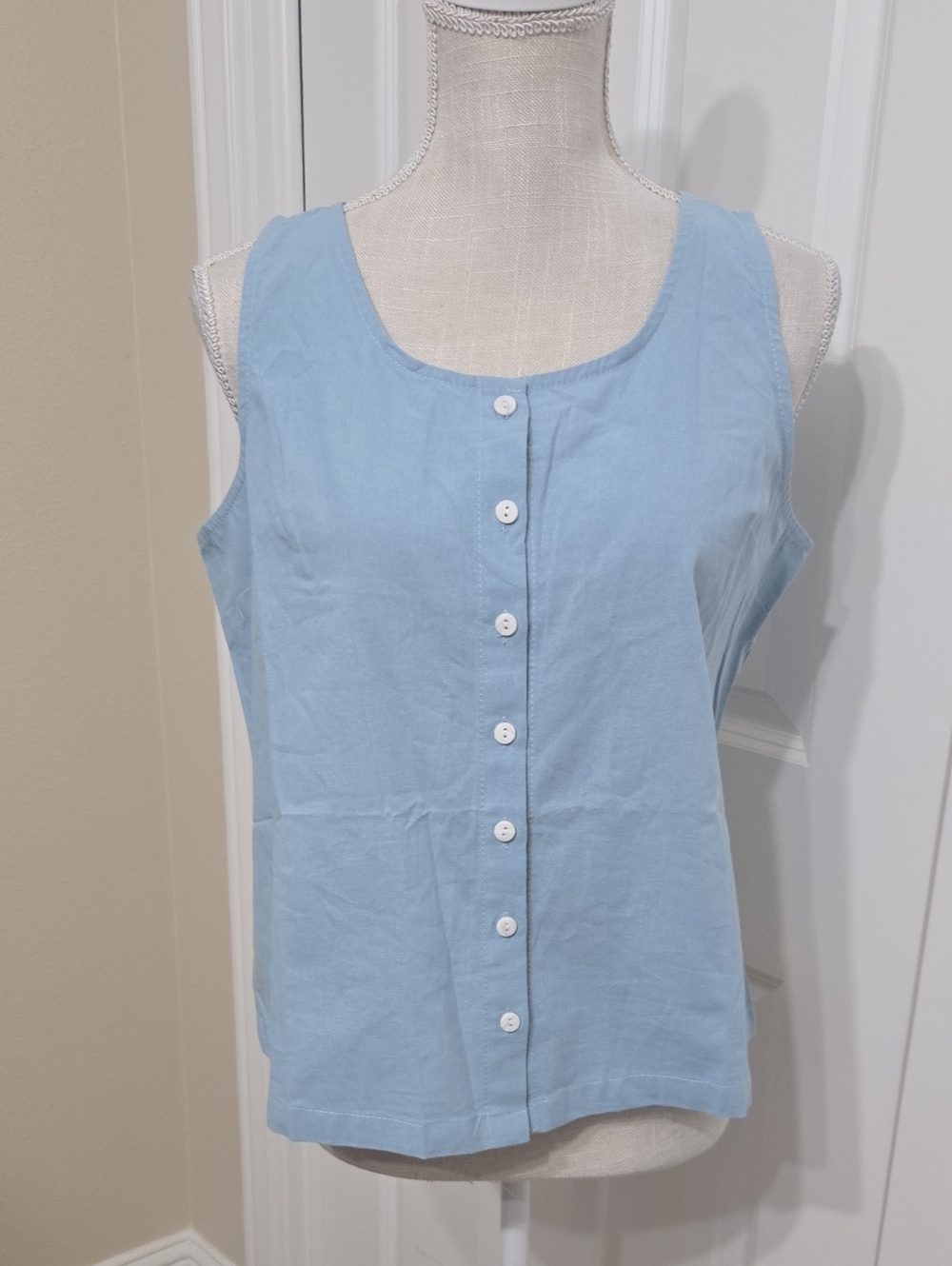 BRAND NEW Light Blue Button-Front Women's Sleeveless Top